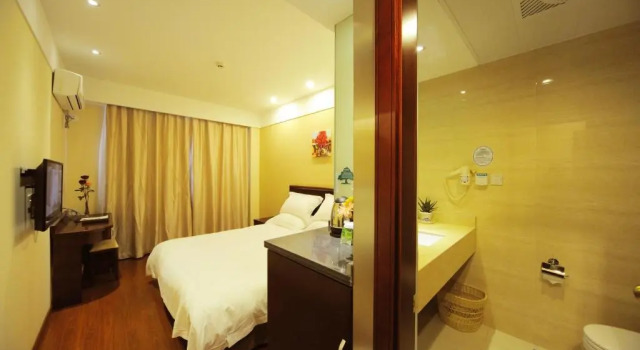 Номер Deluxe GreenTree Inn Shanghai West Huaxia Road Subway Station Hotel