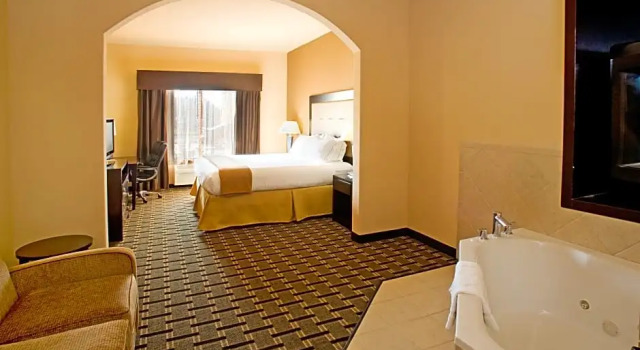 Люкс Deluxe Holiday Inn Express and Suites Beeville by IHG