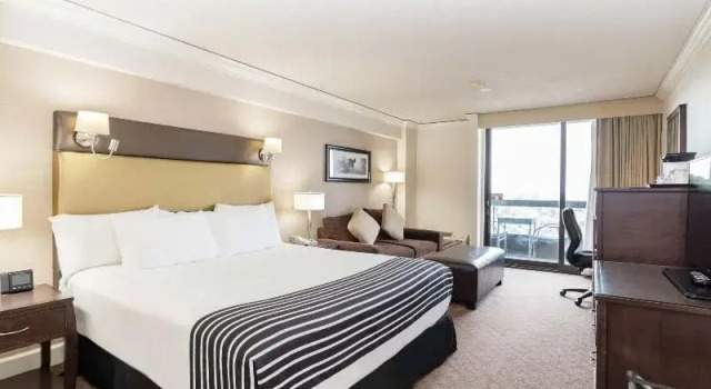 Двухместный номер Deluxe с балконом и с красивым видом из окна Sandman Signature Vancouver Airport Hotel & Resort