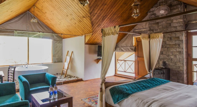 Люкс с балконом и с видом на горы Larisa Resort Manali