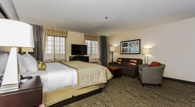Двухместный люкс Staybridge Suites Grand Forks by IHG
