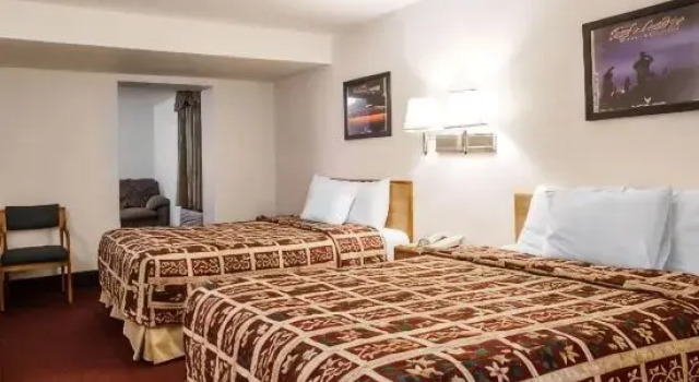 Четырёхместный люкс Econo Lodge Truman Inn