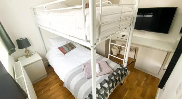 Апартаменты Цокольный этаж Broadstairs Apartments with luxurious 4-person communal hot tub - sleeps up to 20 people