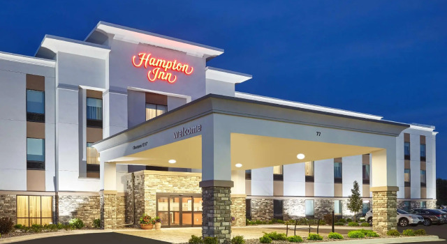 Кровать в общем номере Hampton Inn Fond du Lac