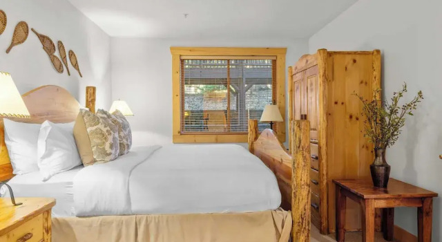 Mountain Charm, Stone Fireplace, Chef's Kitchen, & Balcony Cedar Ridge by Avantstay, Varaa Lomakoti Park City 