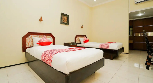 Двухместный номер Deluxe с балконом RedDoorz at Hotel Tampiarto Probolinggo Jawa Timur