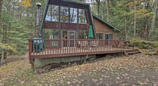 Коттедж Lakefront Berkshires Retreat w/ Deck, Dock & Boat!