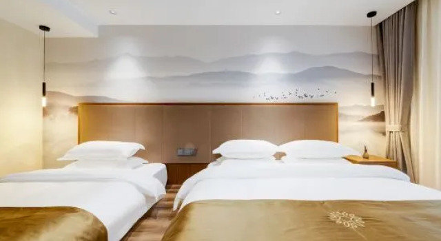 Семейный люкс с видом на внутренний двор Floral Jiyi Hotel (Huayin)