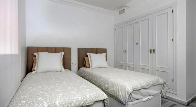Stunning 2 bedroom apartment Magna Marbella RDR259, Book Lejlighed Nueva Andalucia Andalusien