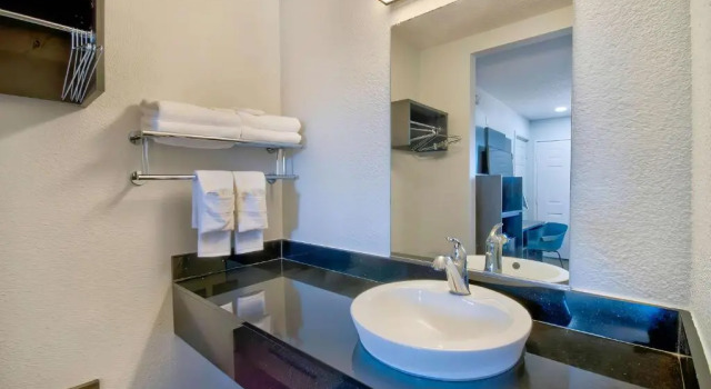 Четырёхместный номер Standard Motel 6-Vallejo, CA - Six Flags West