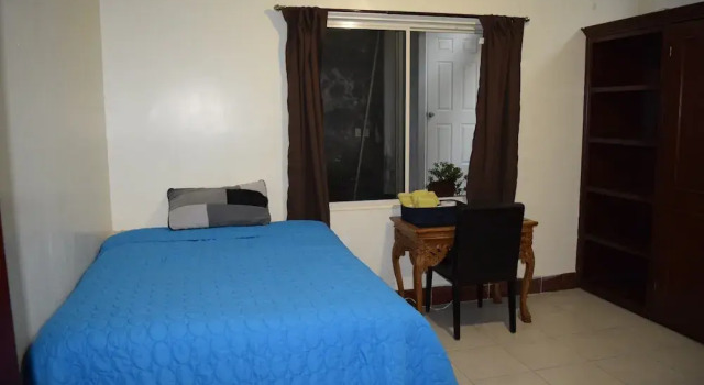 Room in House - Comoda Habitacion En Casa Compartida, Забронировать Отель Отели штата Нуэво-Леон с парковкой, Парковка