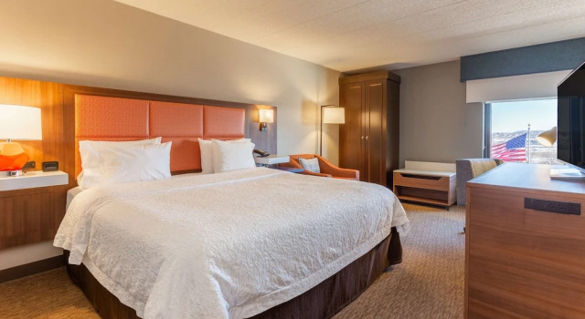 Номер Premium Hampton Inn Madison East Towne Mall Area