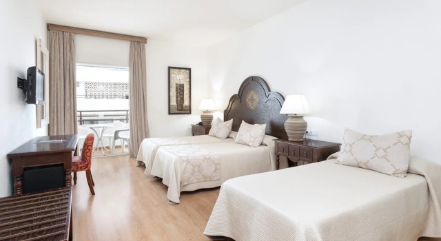 Трёхместный номер с балконом HC Hotel Magec