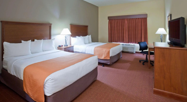 Четырёхместный номер Standard AmericInn by Wyndham Fargo Medical Center