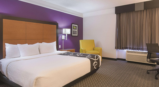 La Quinta Inn by Wyndham and Conference Center San Angelo, Забронировать Отель Отели Сан-Анджело с парковкой, рядом с San Angelo Community Medical Center, Парковка