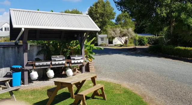 Matakohe Holiday Park, Buchen Sie Campingplatz Camping & Glamping in Nordinsel, Campingplatz