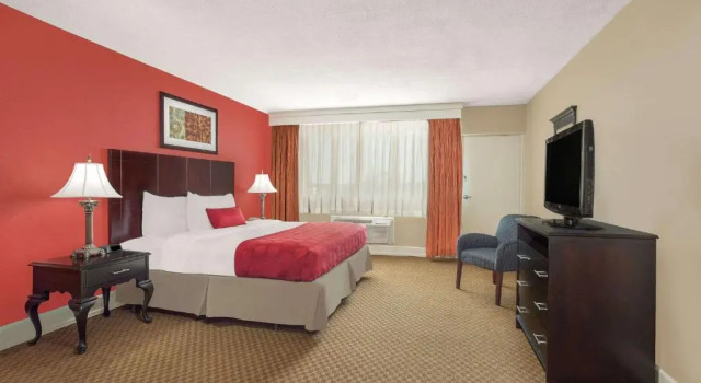 Двухместный номер Standard Ramada Plaza by Wyndham Fayetteville Fort Bragg Area
