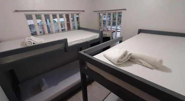 Четырёхместный номер Standard RedDoorz Hostel @ Ragsak Kamp Beach Resort
