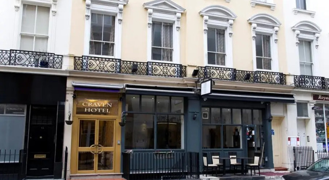 Кровать в общем номере Craven Hotel