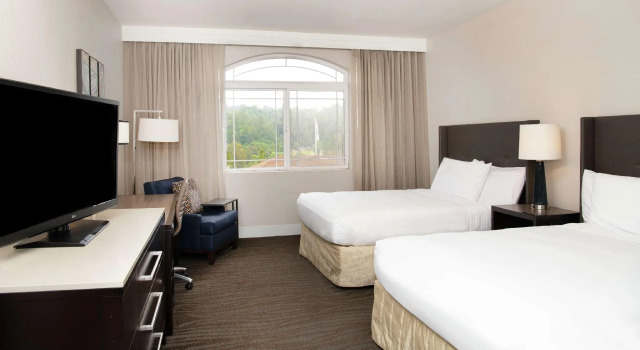 Четырёхместный номер Standard с видом на окрестности Hilton Santa Cruz Scotts Valley