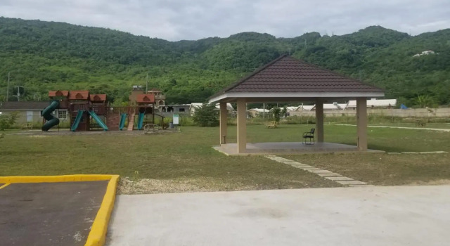 2Bed 2Bth Gated Comm house with Hillside view close to beach, food and clubs
