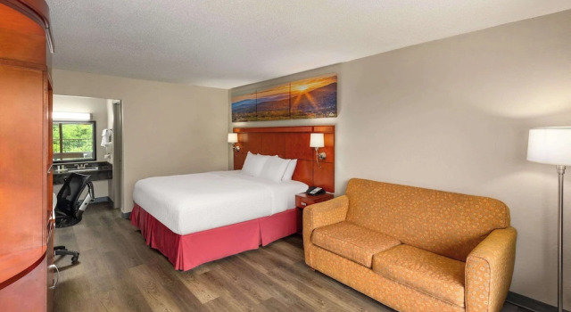 Двухместный номер Standard с балконом Days Inn by Wyndham Knoxville East