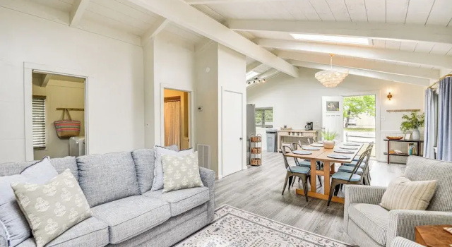 Коттедж с 3 комнатами с балконом Pet-friendly Buxton Home w/ Balcony, 2 Mi to Beach