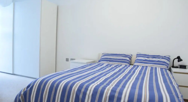 1 Bedroom Flat With a Balcony View of the Shard, Varaa Huoneisto Asunnot kohteessa Merseyside, Huoneisto