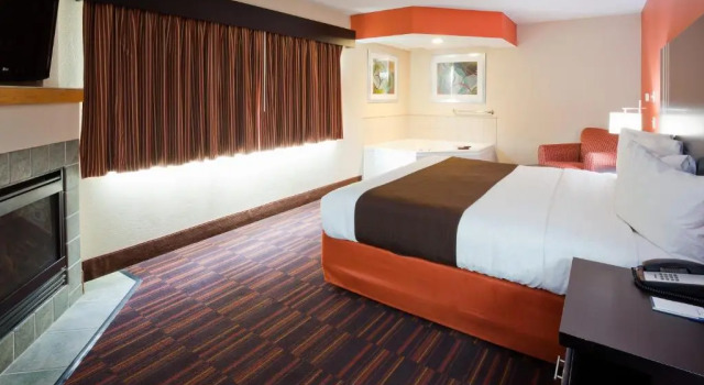 Двухместный люкс Superior AmericInn by Wyndham Shakopee Near Canterbury Park