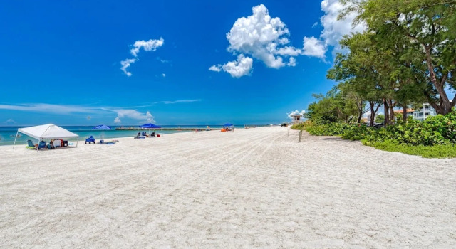 Коттедж с балконом Cottage Haven-One Minute Walk To The Beach-Private Yards-Keyless Locks