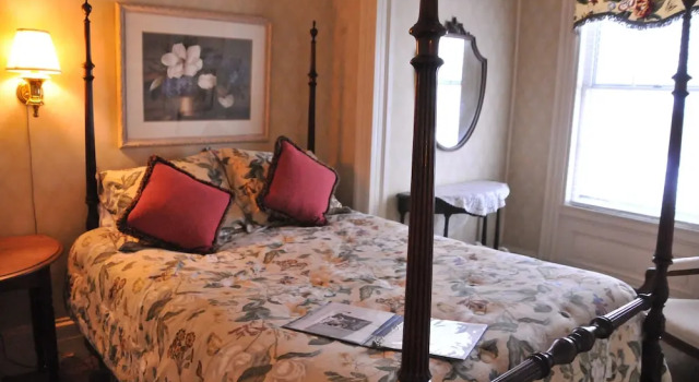 Четырёхместный люкс Classic Strong House Inn