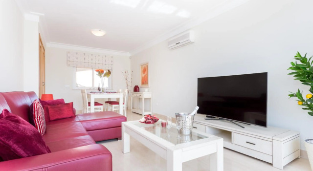 2 bedroom Sea View apartment, private parking