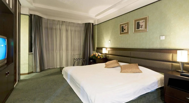 Guandu Hotel - Kunming, Rezerwuj Hotel Hotele w Kunming z parkingiem, Parking