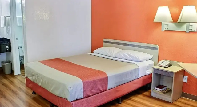 Номер Standard Motel 6-Coalinga, CA - East