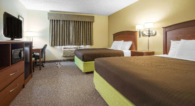 Четырёхместный номер Standard AmericInn by Wyndham Sioux Falls