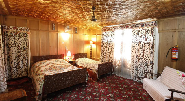 Houseboat New Golden Flower, Забронировать Отель Сринагар Jammu & Kashmir Ski