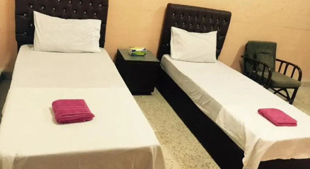 Кровать в общем номере Nobel Hotel