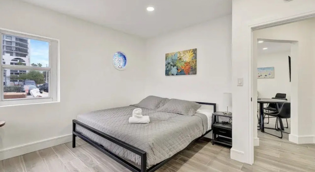 Sophisticated 2BR1BA Short Walk to Beach