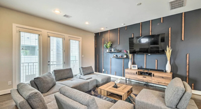 Апартаменты с 3 комнатами с балконом Stylish Houston Townhome ~ 3 Mi to Downtown!