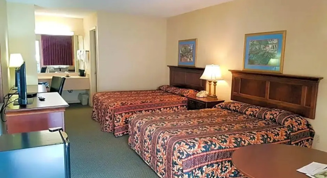 Четырёхместный номер Standard Swiss Village Inn