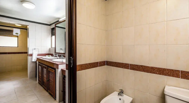 Тент с видом на озеро Mweya Safari Lodge