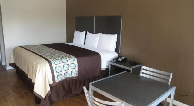Четырёхместный номер Standard Scottish Inn & Suites