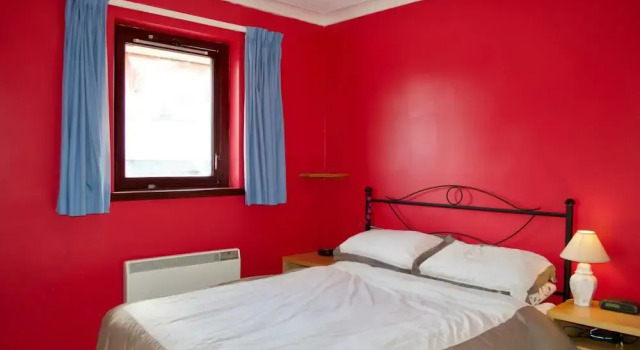 2 Bedroom Edinburgh Flat With Castle Views, Забронировать Апартаменты/квартира Отели Эдинбурга с парковкой, рядом с Bedlam Paintball, Парковка