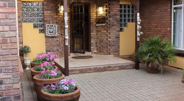 Yenfie B and B, Reservar Hotel Hotéis em Potchefstroom com piscina, perto de Goetz Fleischack Museum, Piscina
