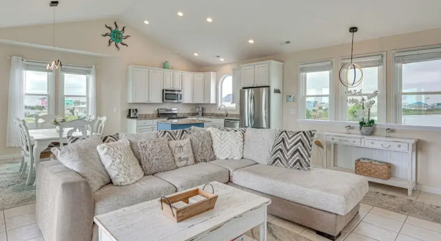 Walk to Surf City Beach: Ocean-view Home w/ Decks!, Забронировать Отель Отели Сёрф-Сити с парковкой, рядом с Причал Серф-Сити, Парковка