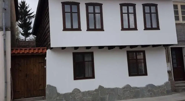 Коттедж с 4 комнатами Guest House Strumena