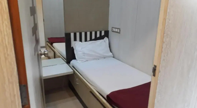 Кровать в общем номере (мужской номер) Apollo Guest House