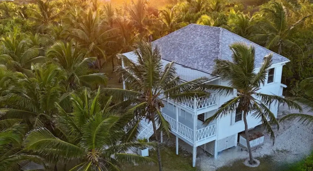 Коттедж с 4 комнатами Hibiscus Hill Guest House - Elegant Garden Oasis, Pink Sand Bch 4 Bedroom Home
