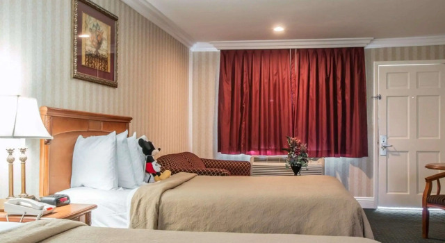Quality Inn & Suites Anaheim Maingate, Забронировать Отель Отели в центре Анахайм с завтраком, отели в центре Анахайм с завтраком