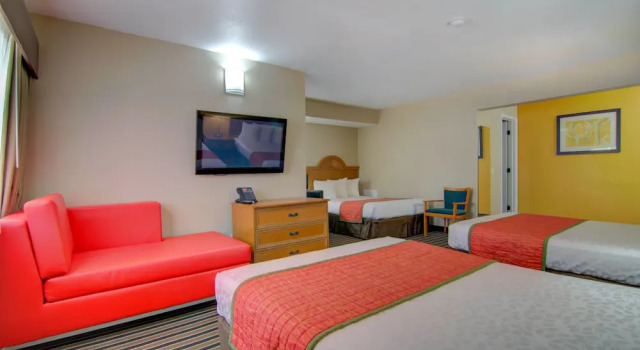 Трёхместный люкс Deluxe Westbridge Inn & Suites